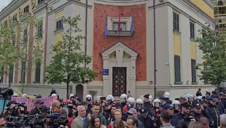 Opozita proteste para bashkise se Tiranes, kerkohet doreheqja e kryebashkiakut